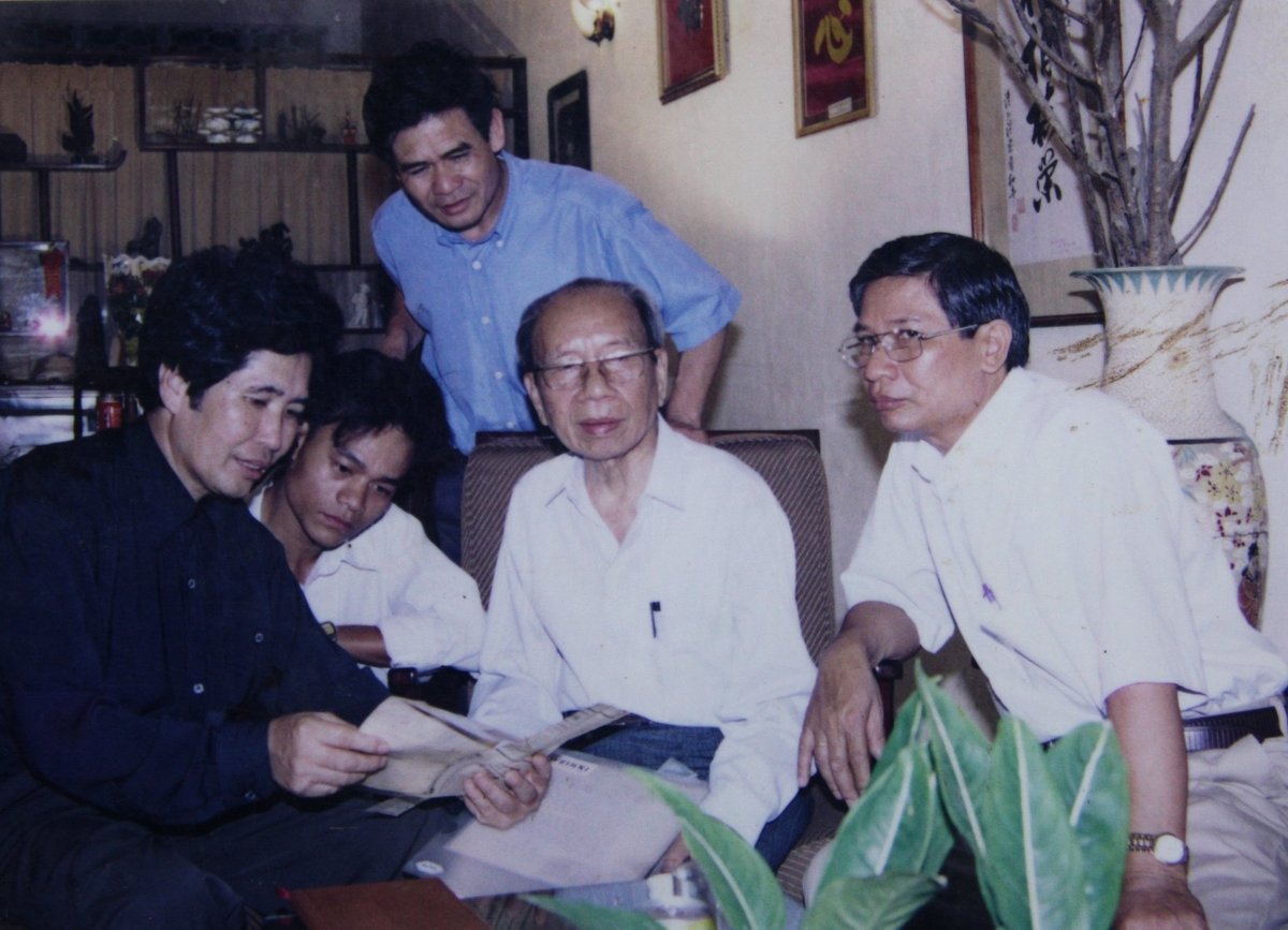 Minh Chuyên trong lần cùng đoàn làm phim lấy tư liệu phim 'Ông cố vấn' tại nhà thiếu tướng tình báo Vũ Ngọc Nhạ. Ảnh: NVCC