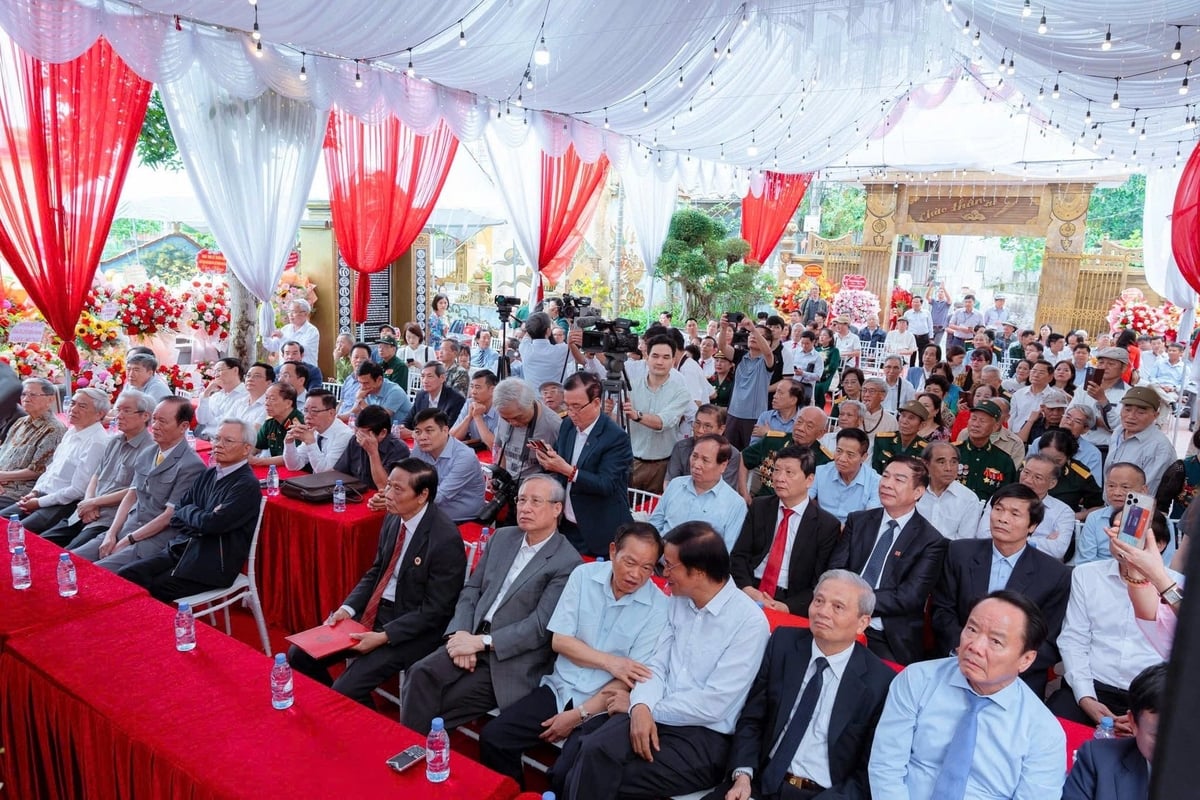 Đông đảo anh em, bạn bè, đồng nghiệp, đồng chí, đồng hương với nhà văn Minh Chuyên tới tham dự sự kiện. Ảnh: M.Hải