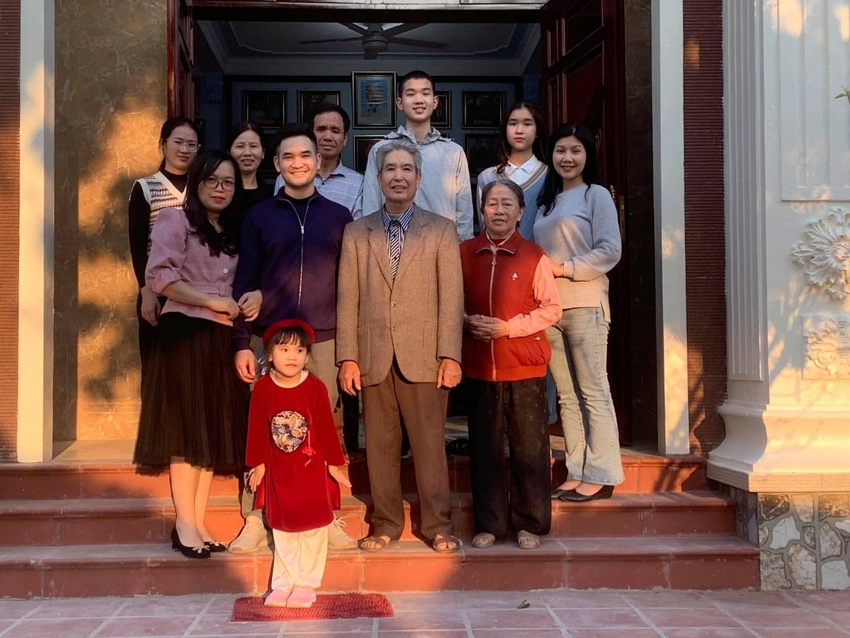 TS. Nguyễn Minh Hải (con gái nhà văn Minh Chuyên ngoài cùng bên phải), Chủ tịch Hội đồng trường, Phó Hiệu trưởng Trường Cao đẳng Truyền hình chia sẻ: Bố luôn là tấm gương sáng, là niềm tự hào của gia đình. Chúng tôi luôn nỗ lực cố gắng để xứng đáng với bố và những đồng đội của bố đã hy sinh cho Tổ quốc có được ngày hôm nay. Ảnh: NVCC.
