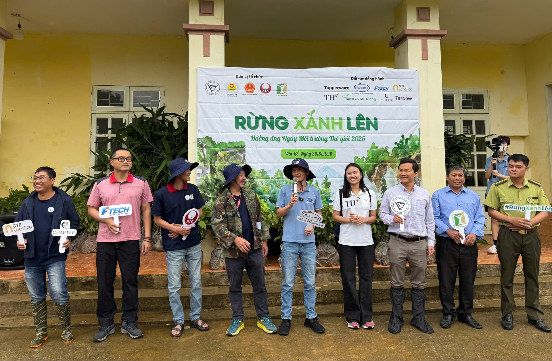 Đại diện các tổ chức, doanh nghiệp đồng hành cùng chiến dịch 'Rừng xanh lên 2025' tại Vân Hồ, Sơn La. Ảnh: PanNature.