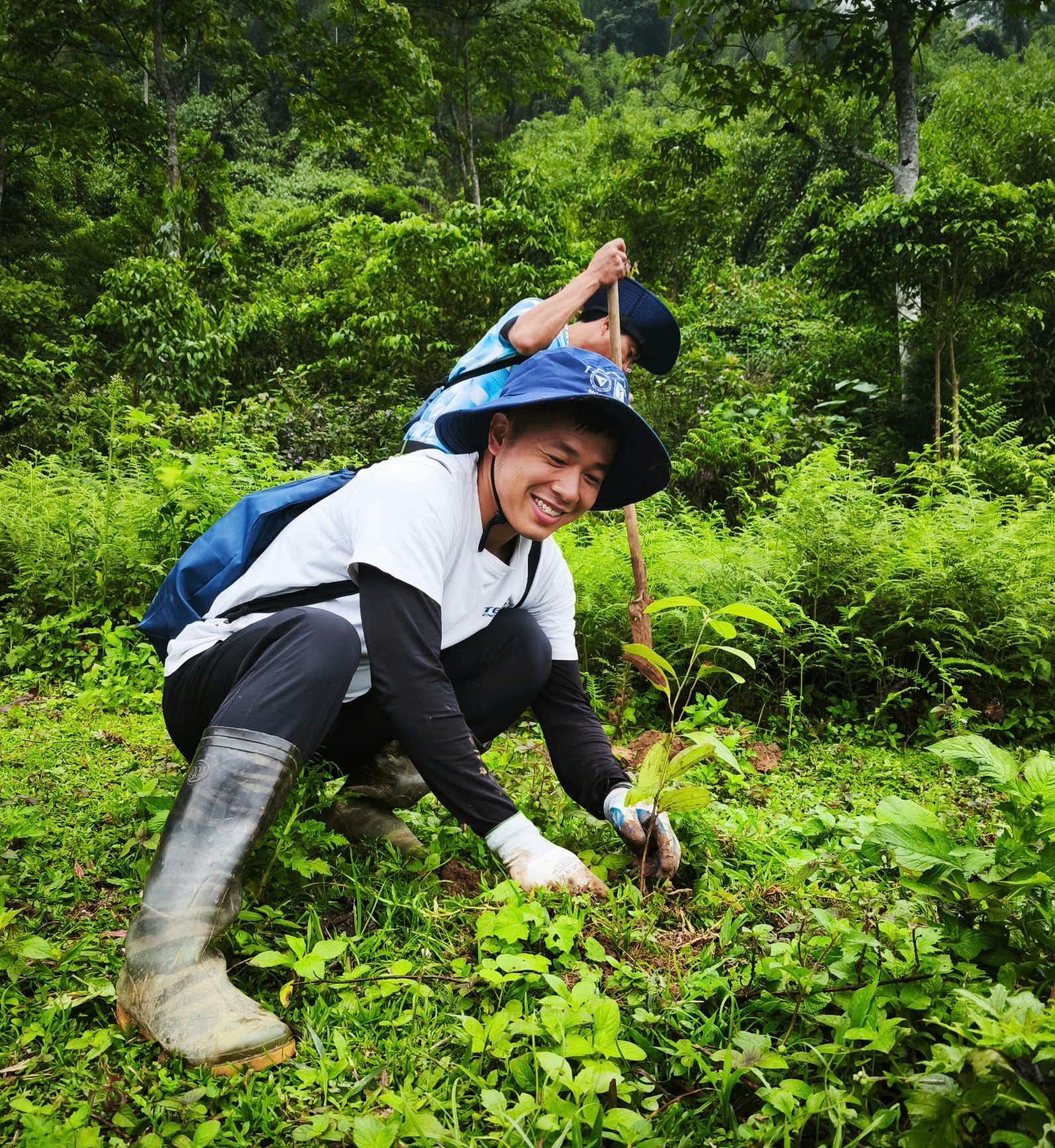 Nụ cười tươi giữa rừng xanh, mang theo hy vọng về những cánh rừng được hồi sinh. Ảnh: PanNature.