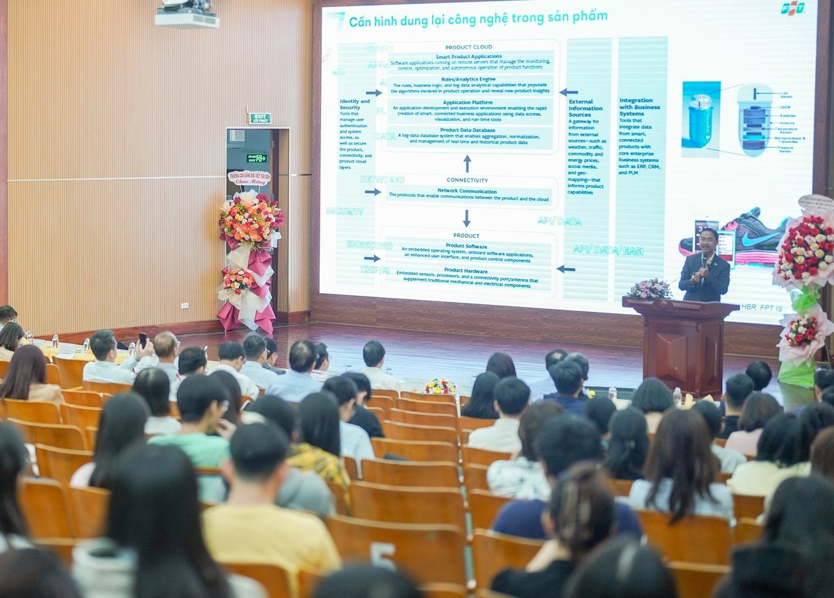 Ông Phan Thanh Sơn, Phó Chủ tịch, Giám đốc phát triển kinh doanh khối doanh nghiệp FPT IS (Tập đoàn FPT), chia sẻ về giải pháp chuyển đổi số ngành dược. Ảnh: Phạm Nguyễn.