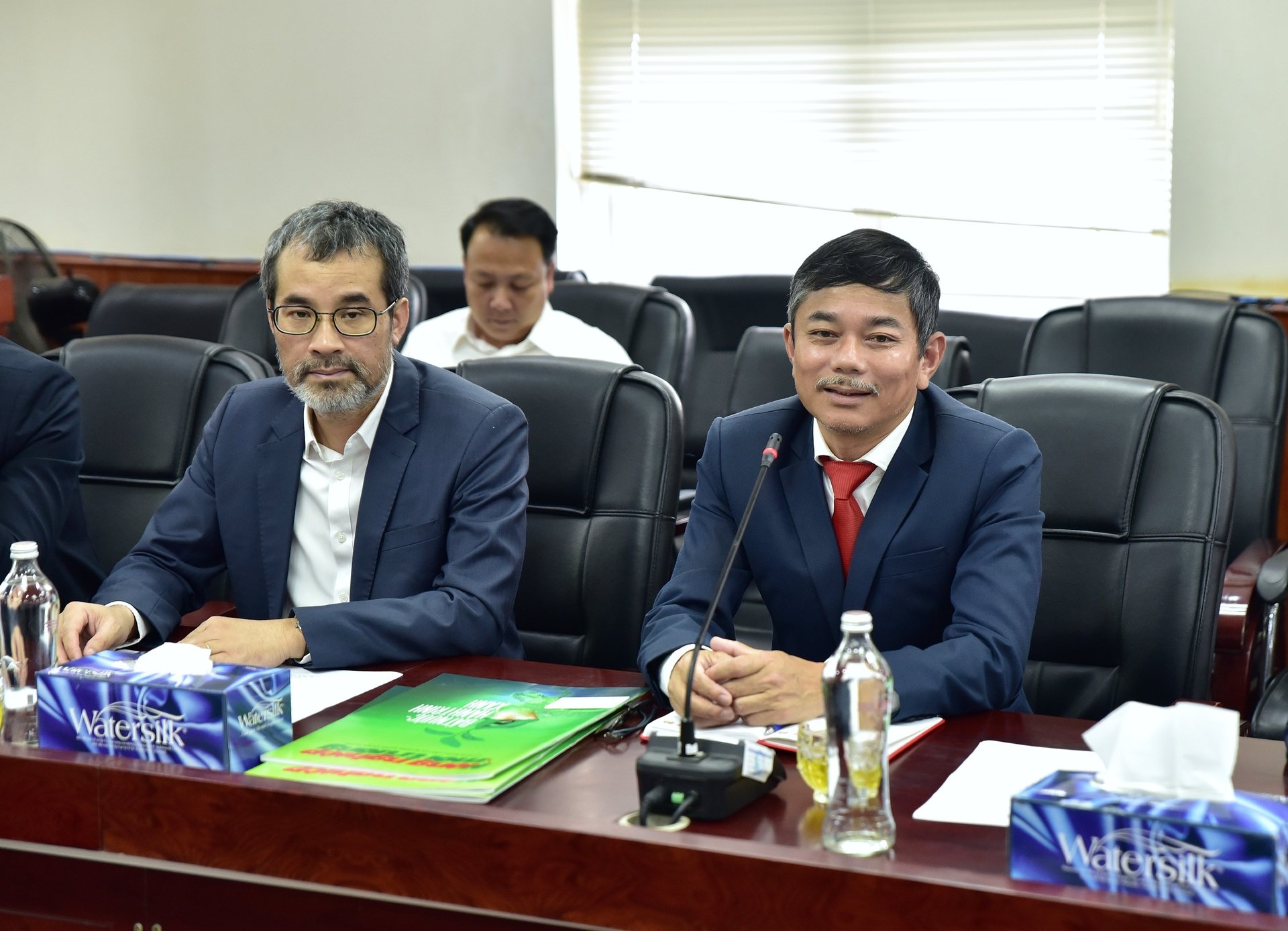 Phó Tổng Biên tập Báo Nông nghiệp và Môi trường, ông Trần Văn Cao (bên phải), chia sẻ về những điểm tương đồng trong định hướng và tầm nhìn giữa Báo Nông nghiệp và Môi trường - Nhật báo Thiểm Tây. Ảnh: Tùng Đinh.