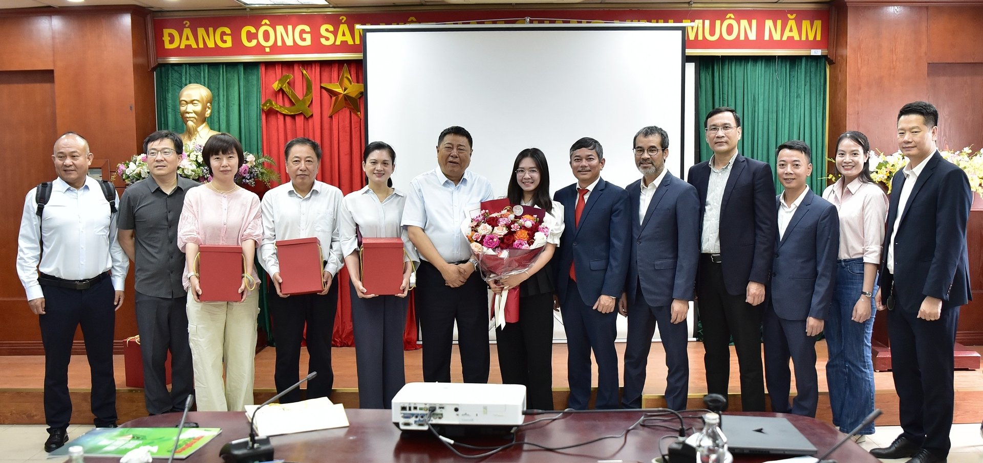 Lãnh đạo Báo Nông nghiệp và Môi trường tiếp đoàn công tác Nhật báo Thiểm Tây, do ông Lý Vĩ làm trưởng đoàn. Ảnh: Tùng Đinh. 