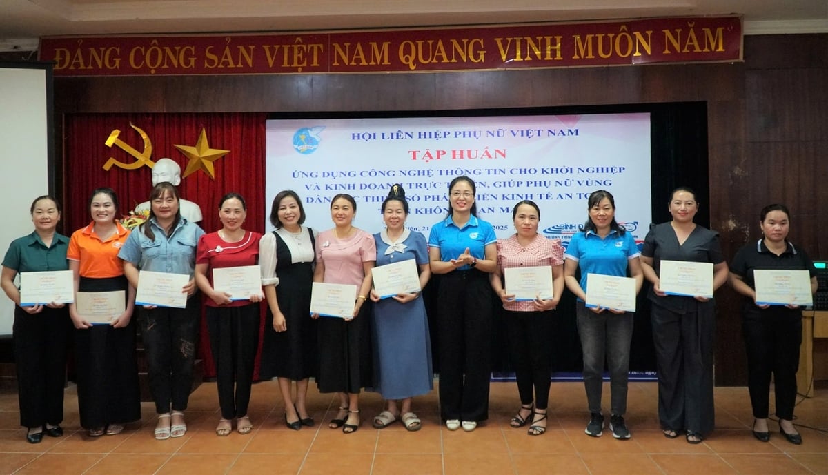 Lãnh đạo Hội LHPN tỉnh Điện Biên và giảng viên học viện Phụ nữ Việt Nam trao giấy chứng nhận cho học viên: Ảnh: Sầm Phúc.