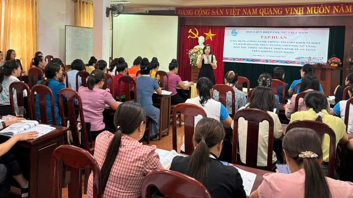 Tham gia lớp tập huấn có 50 học viên là cán bộ, hội phụ nữ cấp huyện, xã. Ảnh: Sầm Phúc.