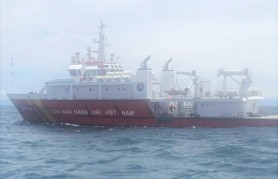 Tàu cứu hộ cứu nạn di chuyển tìm kiếm người gặp nạn.