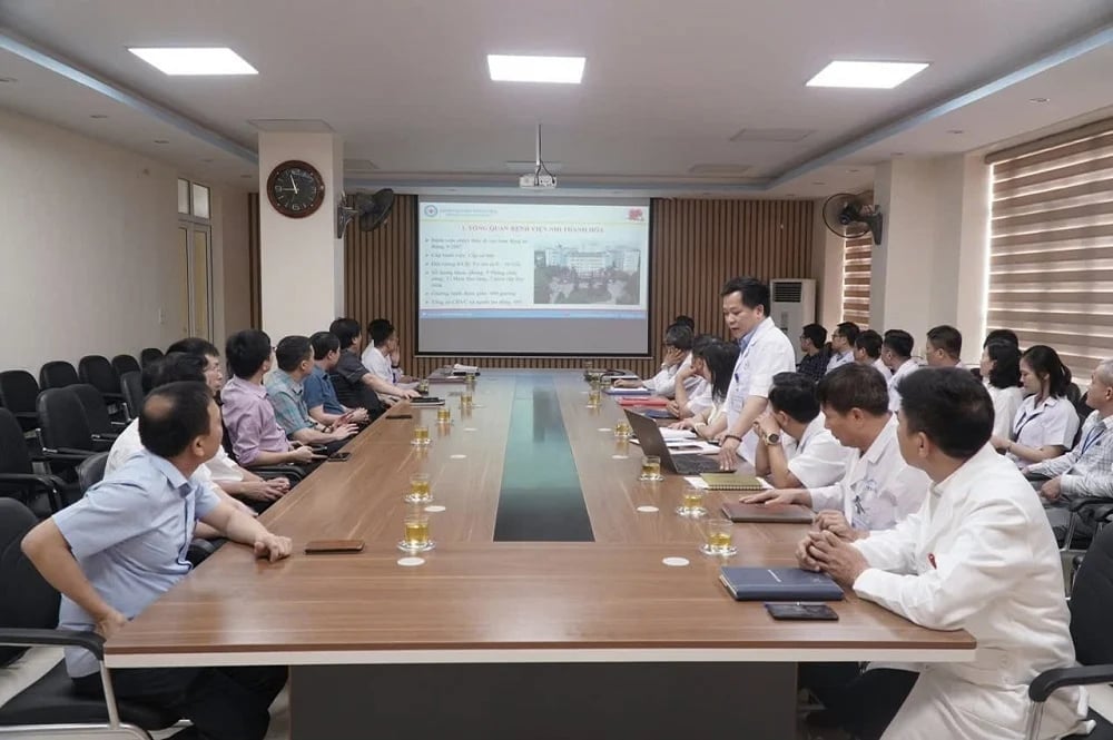 Tại phòng họp của Bệnh viện đã không còn dùng chai nước nhựa mà thay vào đó sử dụng cốc và chai thủy tinh góp phần giảm thiểu rác thải nhựa. Ảnh: Thu Thủy.