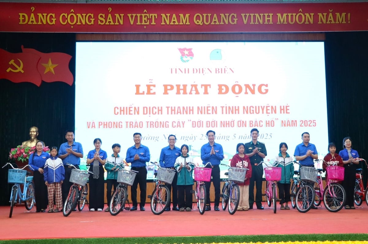 Trao tặng xe đạp cho học sinh có hoàn cảnh khó khăn vươn lên trong học tập. Ảnh: Tỉnh đoàn Điện Biên.