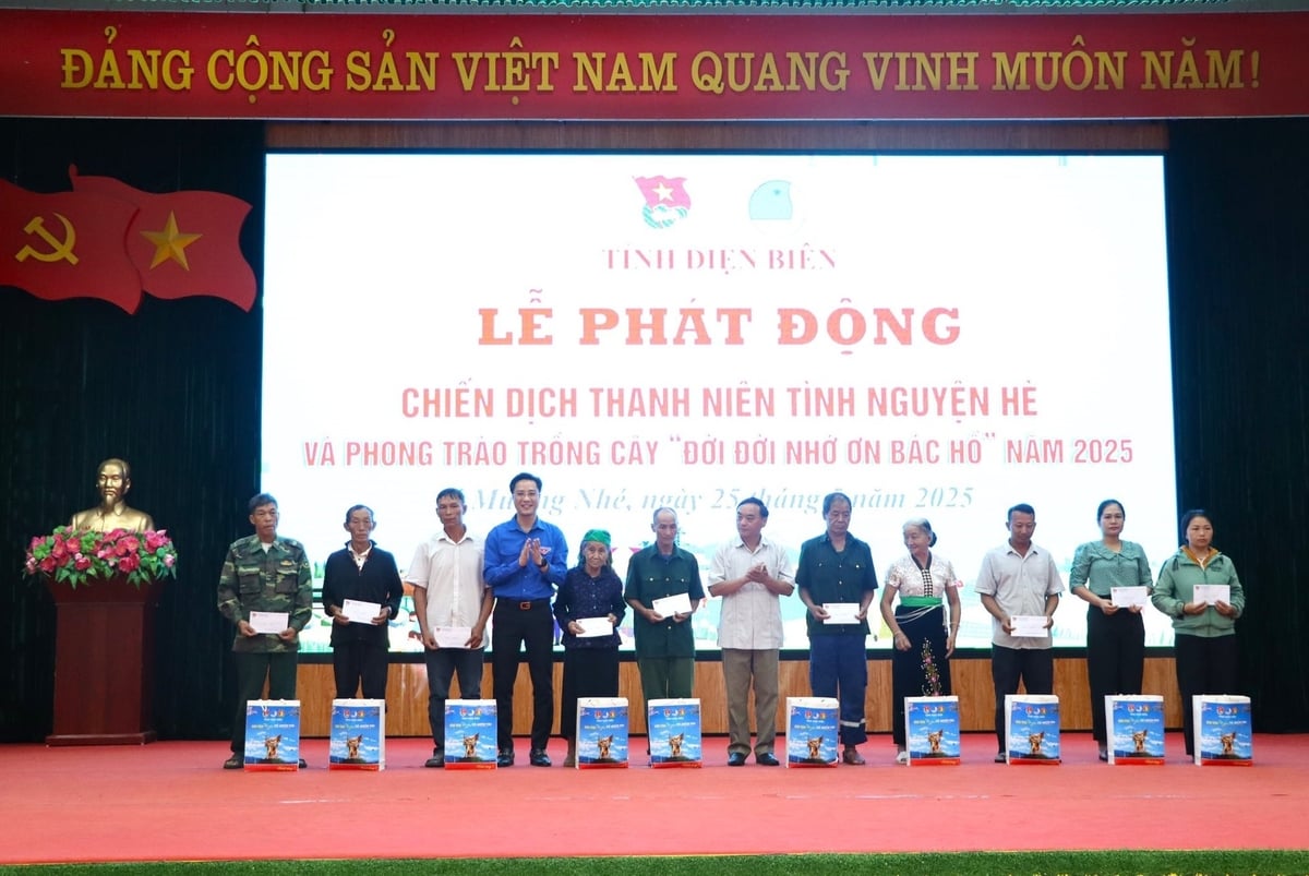 Tặng quà gia đình chính sách, người có công với cách mạng trên địa bàn huyện Mường Nhé. Ảnh: Tỉnh đoàn Điện Biên.
