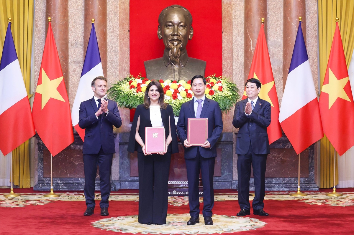 Chủ tịch nước Lương Cường và Tổng thống Pháp Emmanuel Macron chứng kiến việc ký kết hợp tác giữa VNVC và Sanofi trong việc chuyển giao công nghệ sản xuất vacxin. Ảnh: Lâm Khánh. Chủ tịch nước Lương Cường và Tổng thống Pháp Emmanuel Macron chứng kiến việc ký kết hợp tác giữa VNVC và Sanofi trong việc chuyển giao công nghệ sản xuất vacxin. Ảnh: Lâm Khánh.