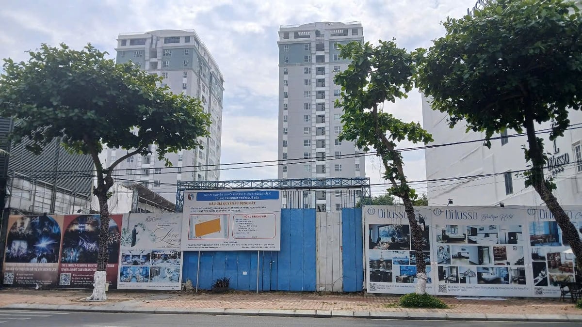 Khu đất vàng bên sông Hàn, đường Bạch Đằng được rao đấu giá, khởi điểm hơn 310 tỉ đồng. Ảnh: Lan Anh. Khu đất vàng bên sông Hàn, đường Bạch Đằng được rao đấu giá, khởi điểm hơn 310 tỉ đồng. Ảnh: Lan Anh.