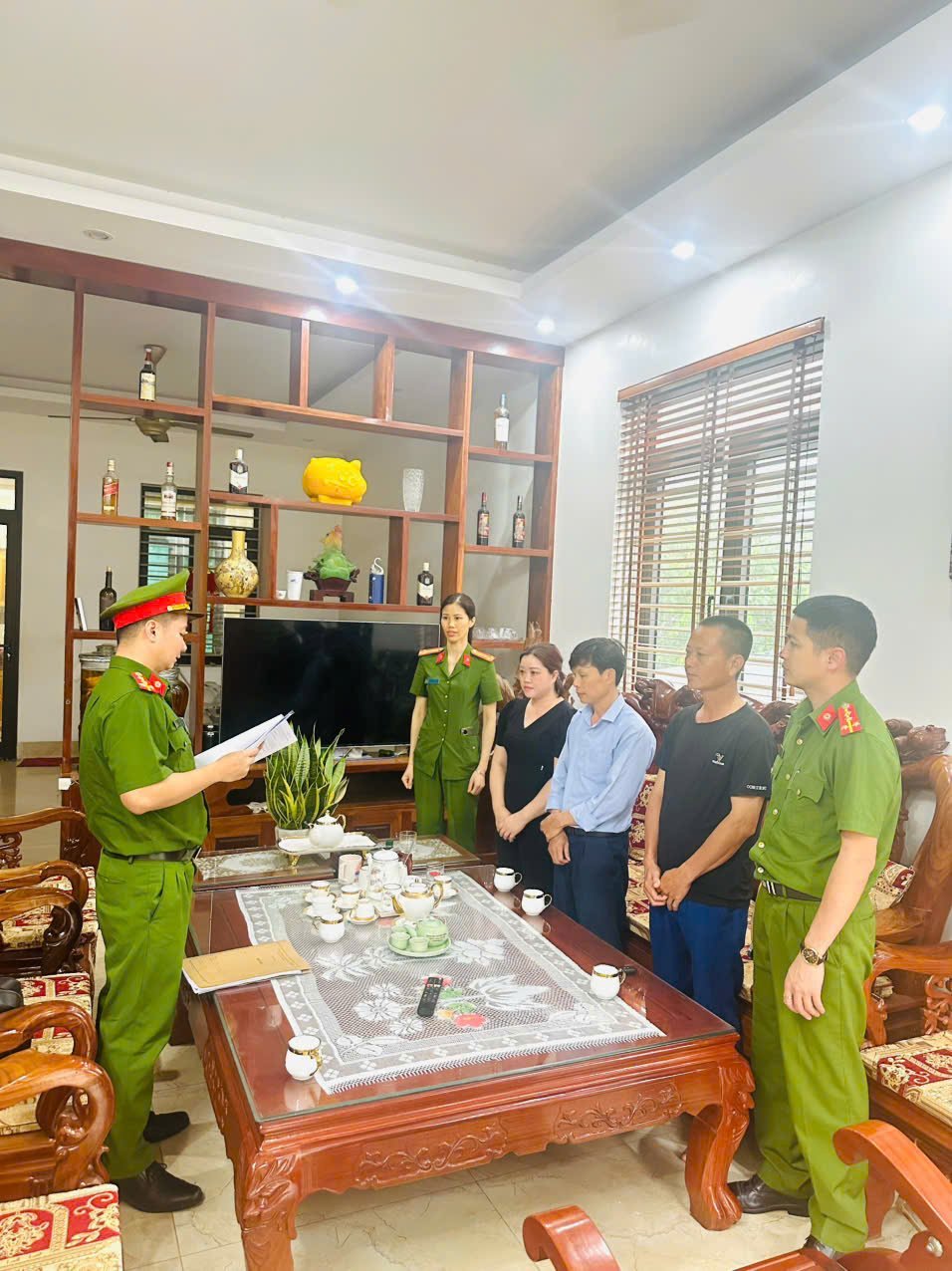 CQĐT Công an tỉnh Bắc Giang thi hành lệnh cấm đi khỏi nơi trú và quyết định tạm hoãn xuất cảnh đối với Lương Thị Hằng. Ảnh: conganbacgiang.gov.vn.