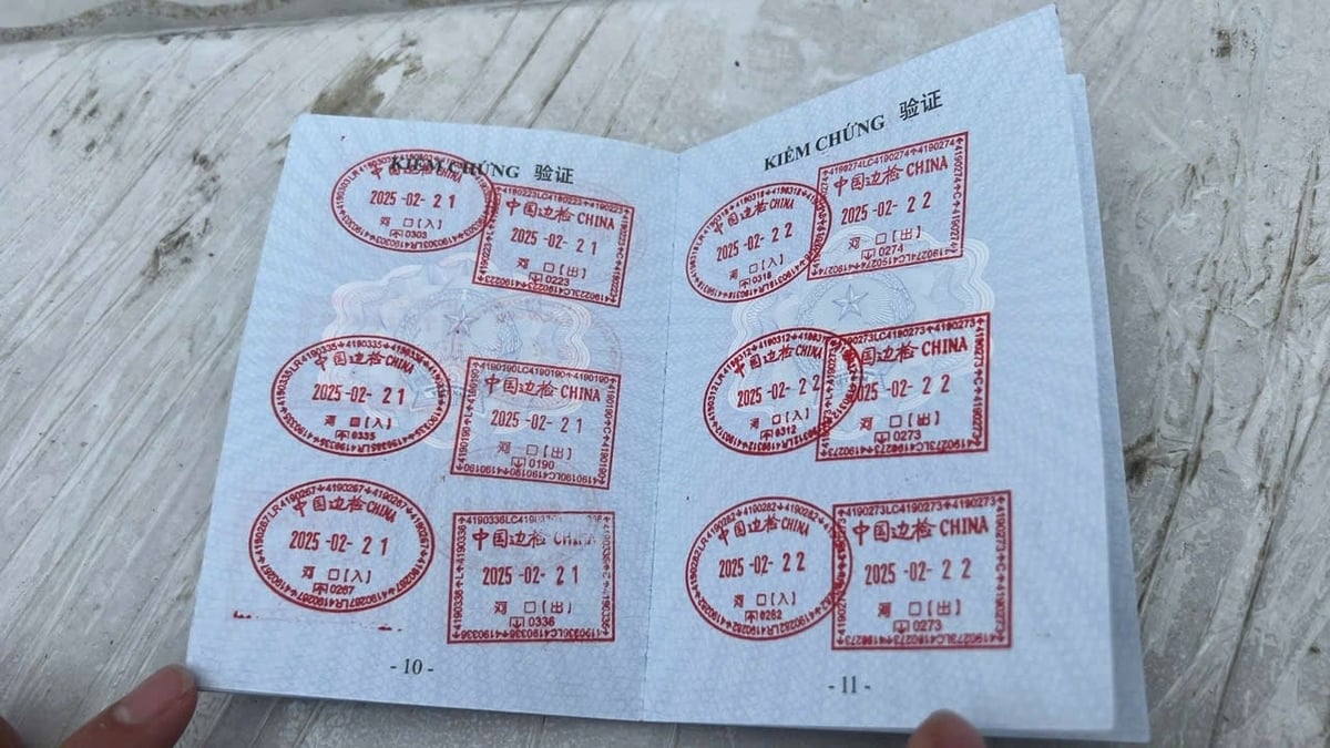 Những tấm 'thẻ bài' được 'cửu vạn vali' sử dụng để xách hàng lậu. Ảnh: HK. Những tấm 'thẻ bài' được 'cửu vạn vali' sử dụng để xách hàng lậu. Ảnh: HK.