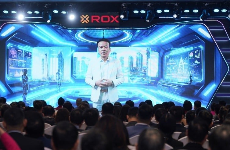Trích xuất dữ liệu di động và ứng dụng MC ảo trong hội nghị kinh doanh ROX Up 2025. Ảnh: Thu Nga. Trích xuất dữ liệu di động và ứng dụng MC ảo trong hội nghị kinh doanh ROX Up 2025. Ảnh: Thu Nga.
