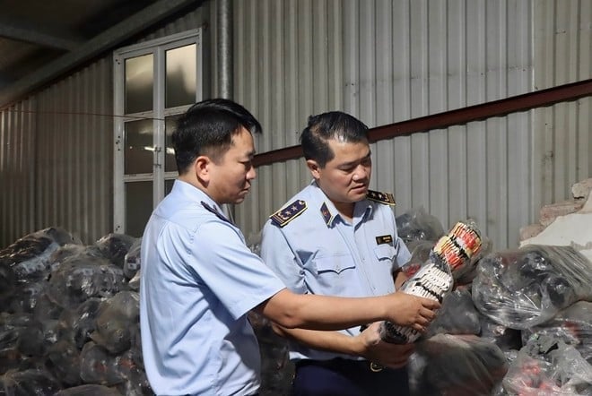 Lực lượng chức năng kiểm tra, phát hiện gần 10.000 đôi tất có dấu hiệu giả nhãn hiệu, nguồn gốc xuất xứ. Ảnh: VH. Lực lượng chức năng kiểm tra, phát hiện gần 10.000 đôi tất có dấu hiệu giả nhãn hiệu, nguồn gốc xuất xứ. Ảnh: VH.