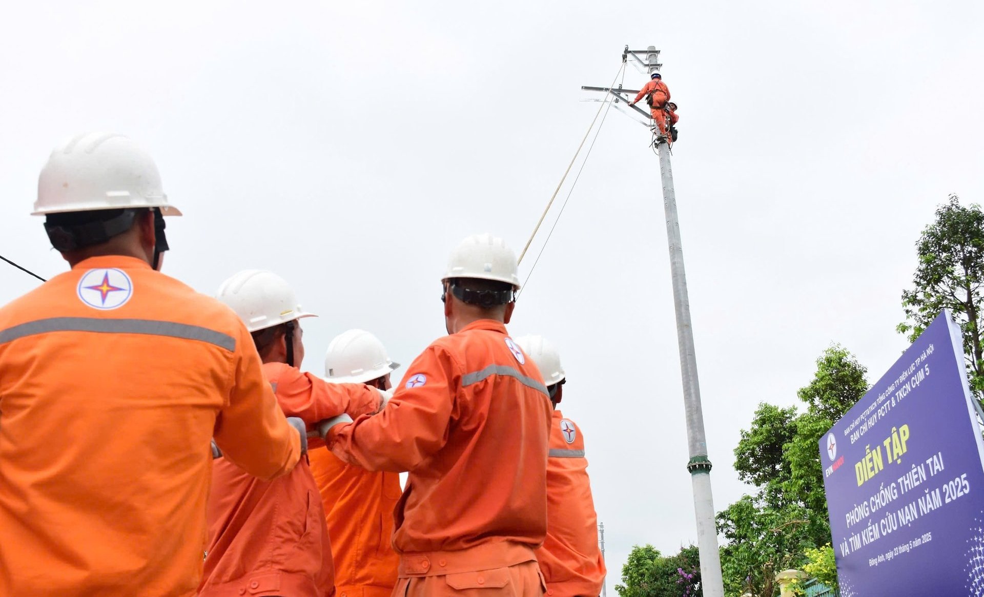 EVNHANOI tổ chức diễn tập PCTT&TKCN cấp Tổng công ty tại huyện Đông Anh. EVNHANOI tổ chức diễn tập PCTT&TKCN cấp Tổng công ty tại huyện Đông Anh.