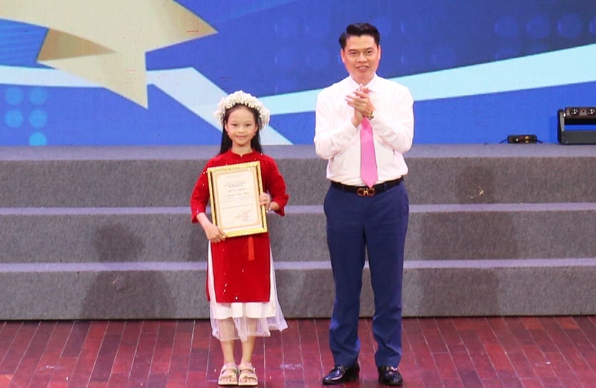 Em Nguyễn Ngọc Thủy, học sinh lớp 4A, Trường Tiểu học Tương Giang, thành phố Từ Sơn, đã vinh dự được trao danh hiệu Đại sứ Văn hóa đọc tỉnh Bắc Ninh năm 2025. Ảnh: Nguyễn Hồng Hà.