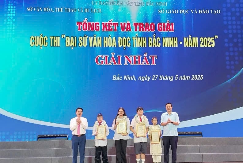 Ban Tổ chức đã quyết định trao giải cho 1 tập thể và 144 cá nhân có thành tích xuất sắc. 1 giải Đại sứ Văn hóa đọc, 4 giải Nhất, 13 giải Nhì, 30 giải Ba và 96 giải Khuyến khích. Ảnh: Nguyễn Hồng Hà.