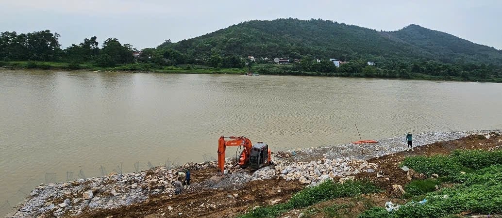 Bờ kè và mái đê đang được đơn vị thi công gia cố. Ảnh: Quốc Toản.