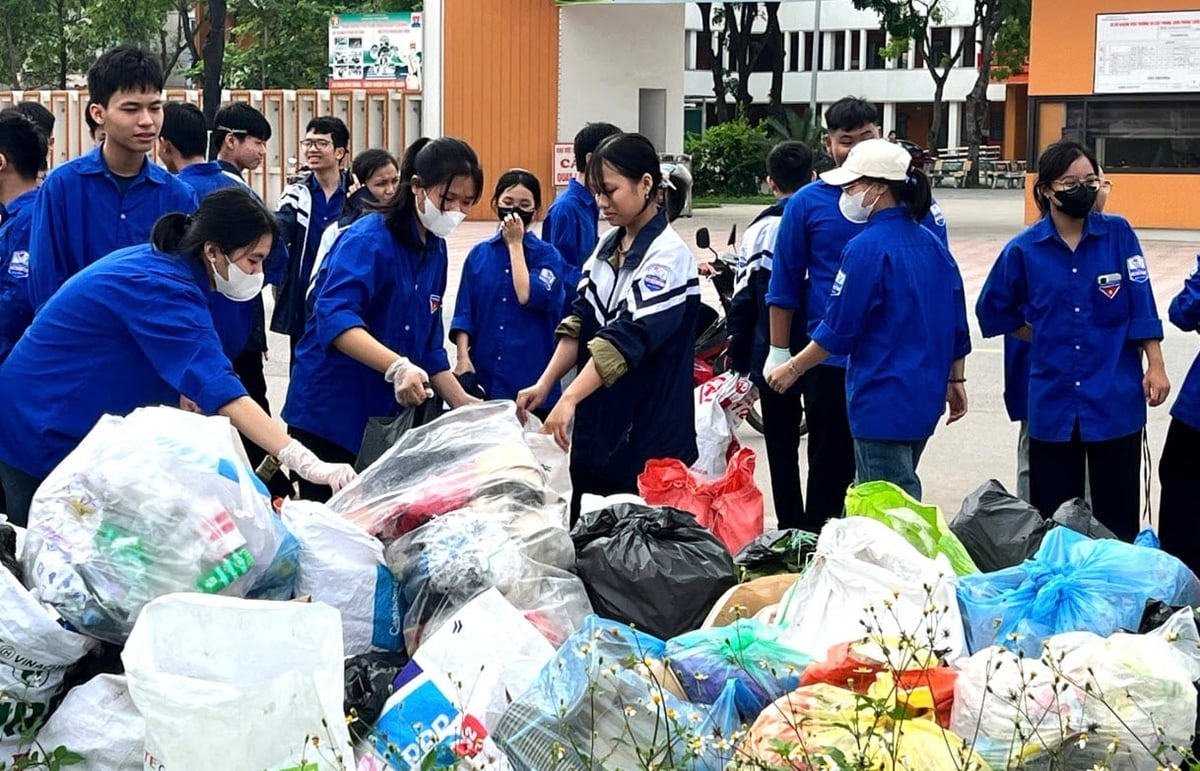 Đoàn viên, thanh niên huyện Tân Yên (Bắc Giang) dọn dẹp vệ sinh môi trường, thu gom rác thải tại các khu dân cư, điểm trường, chợ dân sinh. Ảnh: Kim Anh.