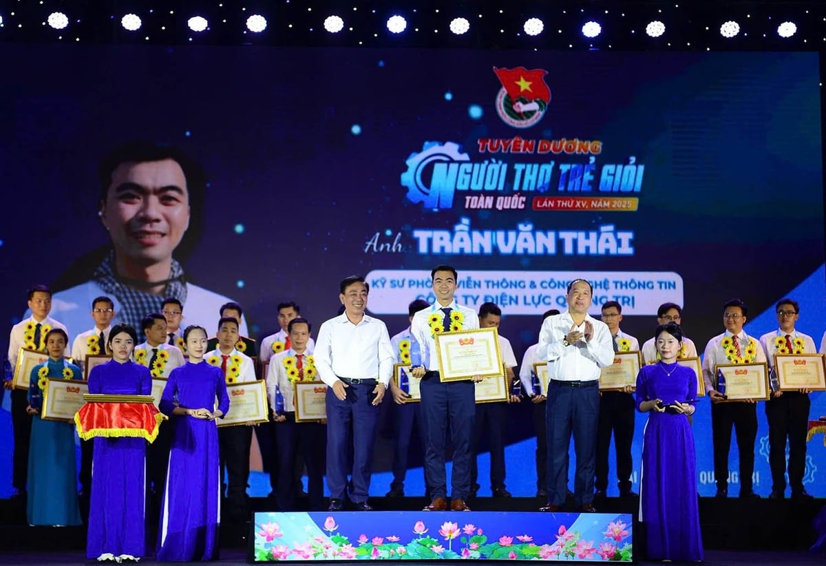 Kỹ sư Trần Văn Thái - Phòng Viễn thông & Công nghệ Thông tin, Công ty Điện lực Quảng Trị  là một trong 11 đoàn viên thanh niên EVN vinh dự được nhận Bằng khen của Trung ương Đoàn dịp này. Ảnh: EVN.