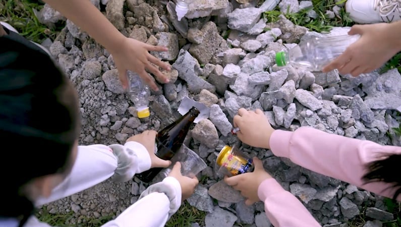 Phong trào 'nói không với rác nhựa' diễn ra rộng khắp, từ Trung ương tới địa phương, từ thiết kế chính sách đến những hành động cụ thể. Ảnh: Yên Thi. Phong trào 'nói không với rác nhựa' diễn ra rộng khắp, từ Trung ương tới địa phương, từ thiết kế chính sách đến những hành động cụ thể. Ảnh: Yên Thi.