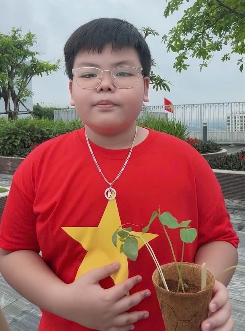 Anh Khang nhớ mãi lời mẹ nói: 'Một người trồng cây là một người đang gieo hy vọng'. Ảnh: Thùy Dương.