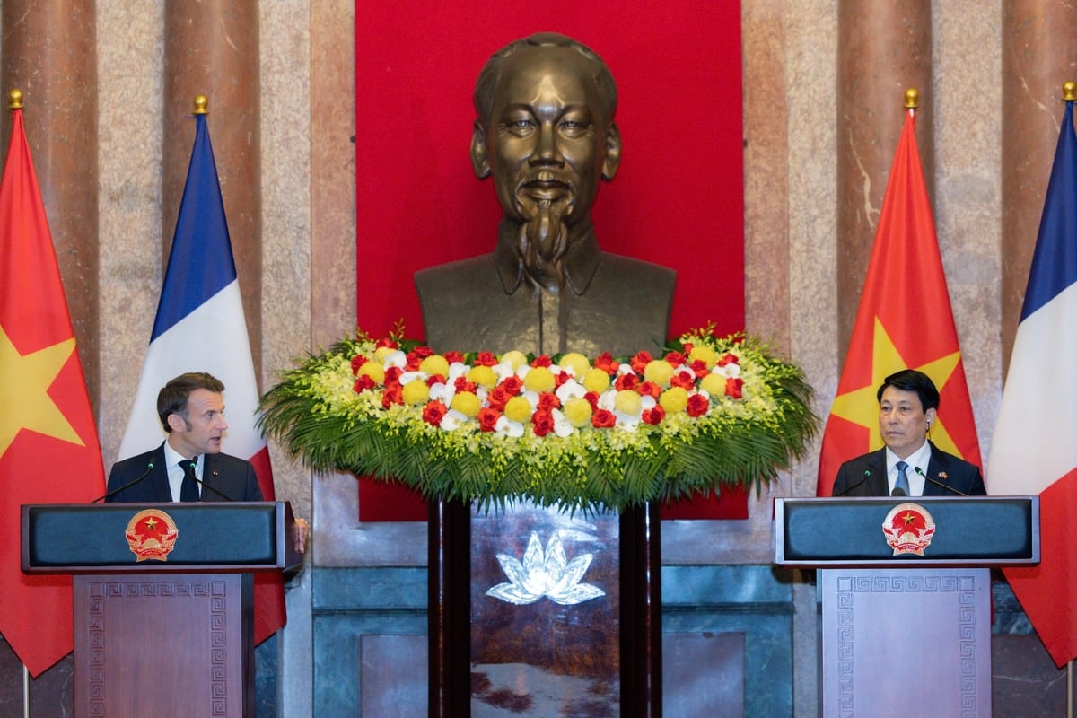 Chủ tịch nước Lương Cường và Tổng thống Pháp Emmanuel Macron tại buổi gặp gỡ báo chí. Ảnh: Tùng Đinh. Chủ tịch nước Lương Cường và Tổng thống Pháp Emmanuel Macron tại buổi gặp gỡ báo chí. Ảnh: Tùng Đinh.
