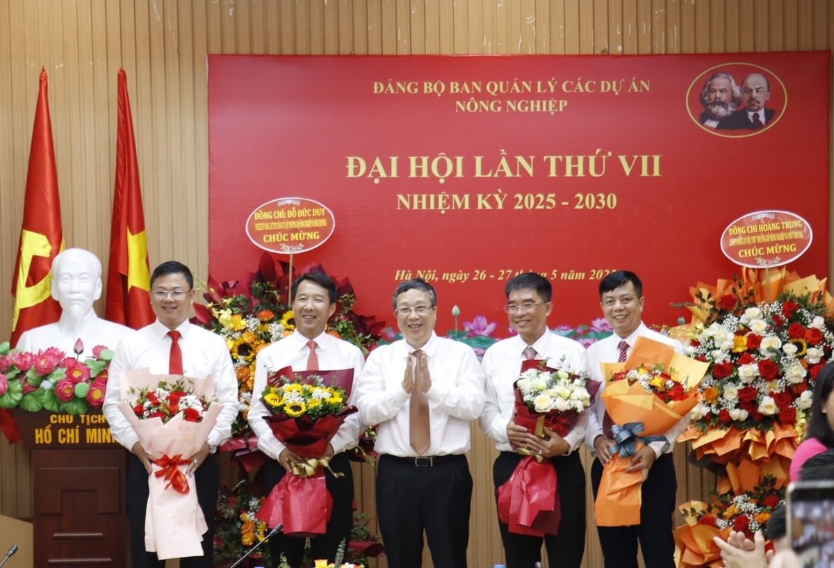 Thứ trưởng Hoàng Trung tặng hoa, chúc mừng Ban Chấp hành Đảng ủy Ban Quản lý các dự án Nông nghiệp nhiệm kỳ 2025-2030. Thứ trưởng Hoàng Trung tặng hoa, chúc mừng Ban Chấp hành Đảng ủy Ban Quản lý các dự án Nông nghiệp nhiệm kỳ 2025-2030.