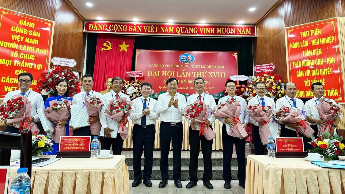 Phó bí thư Thường trực Đảng ủy Bộ, Thứ trưởng Bộ Nông nghiệp và Môi trường Nguyễn Hoàng Hiệp tặng hoa chúc mừng Ban Chấp hành Đảng bộ Viện Khoa học Thủy lợi miền Nam nhiệm kỳ mới. Ảnh: Minh Sáng. Phó bí thư Thường trực Đảng ủy Bộ, Thứ trưởng Bộ Nông nghiệp và Môi trường Nguyễn Hoàng Hiệp tặng hoa chúc mừng Ban Chấp hành Đảng bộ Viện Khoa học Thủy lợi miền Nam nhiệm kỳ mới. Ảnh: Minh Sáng.
