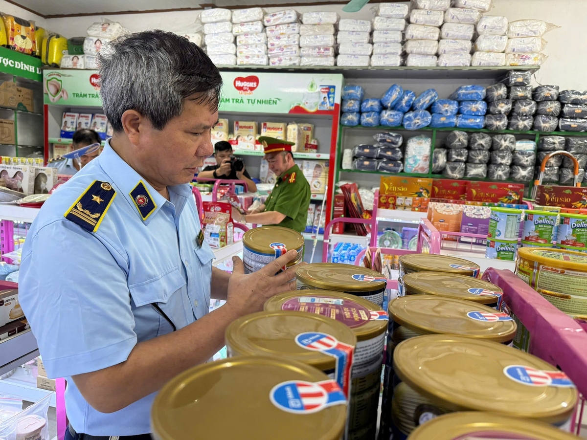 Lực lượng quản lí thị trường tập trung cao điểm đấu tranh chống gian lận thương mại, hàng giả. Ảnh: Đình Nguyên. Lực lượng quản lí thị trường tập trung cao điểm đấu tranh chống gian lận thương mại, hàng giả. Ảnh: Đình Nguyên.