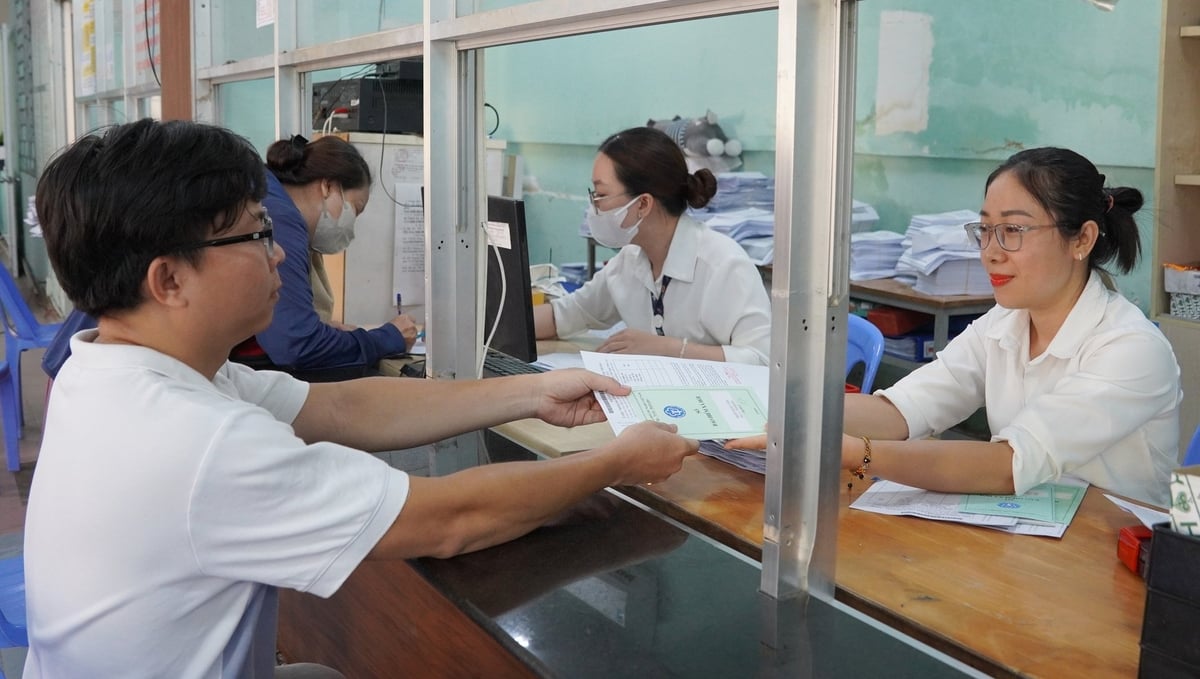 Anh Đinh Thanh Dân (35 tuổi) đến Trung tâm Dịch vụ Việc làm TP HCM làm hồ sơ hưởng trợ cấp thất nghiệp. Ảnh: Nguyễn Thủy.