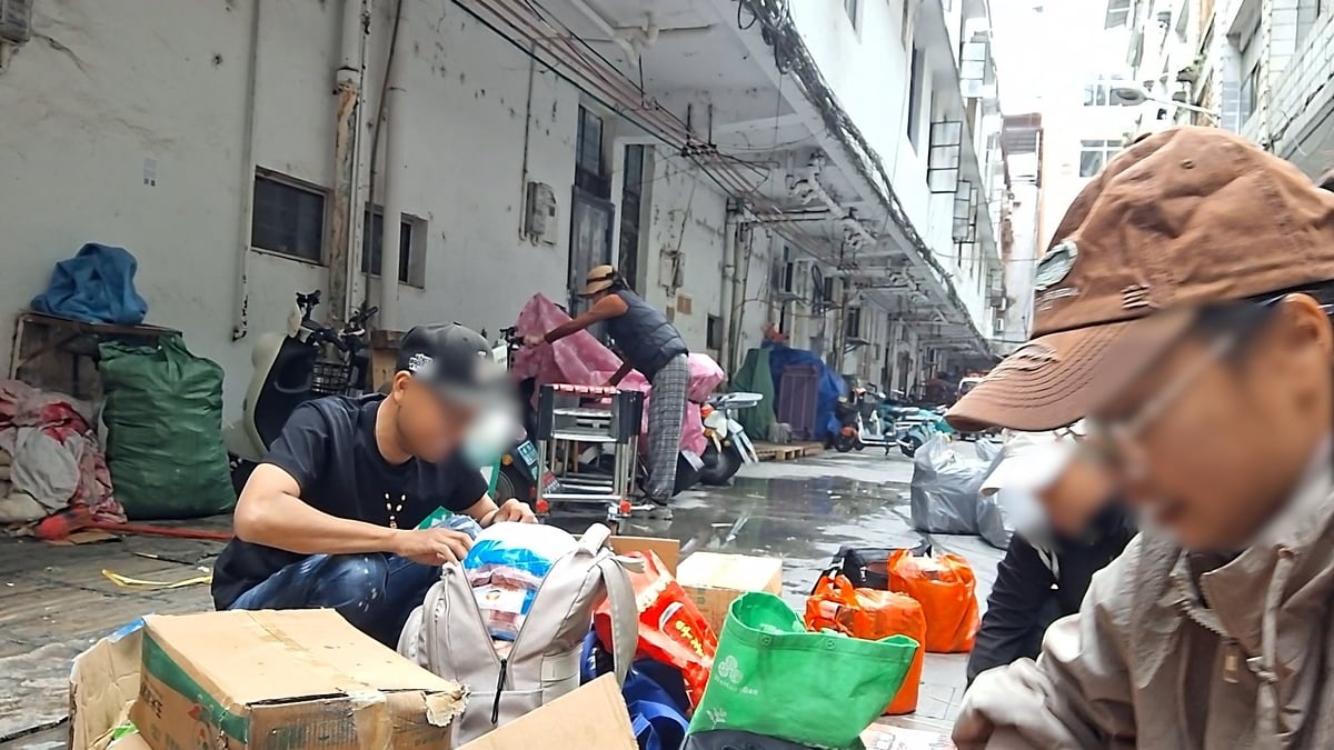 Hàng đông lạnh được cửu vạn đóng gói để vận chuyển về Việt Nam. Ảnh: HK. Hàng đông lạnh được cửu vạn đóng gói để vận chuyển về Việt Nam. Ảnh: HK.