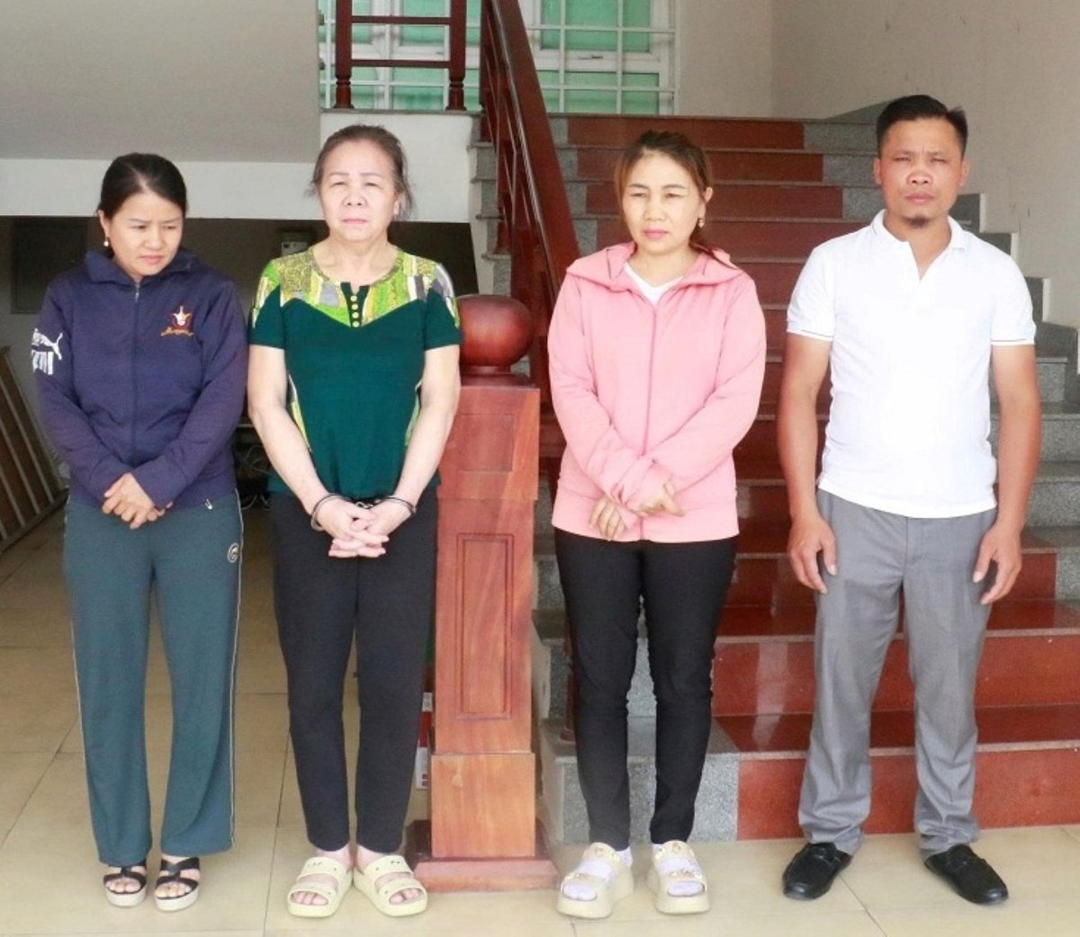 4 đối tượng buôn bán hàng giả tại cơ quan Công an. Ảnh: Công an tỉnh Nghệ An.
