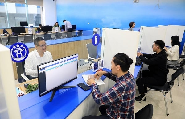 Giải quyết thủ tục hành chính cho người dân tại Chi nhánh Trung tâm Phục vụ hành chính công Tây Hồ. Ảnh: Thùy Linh. 