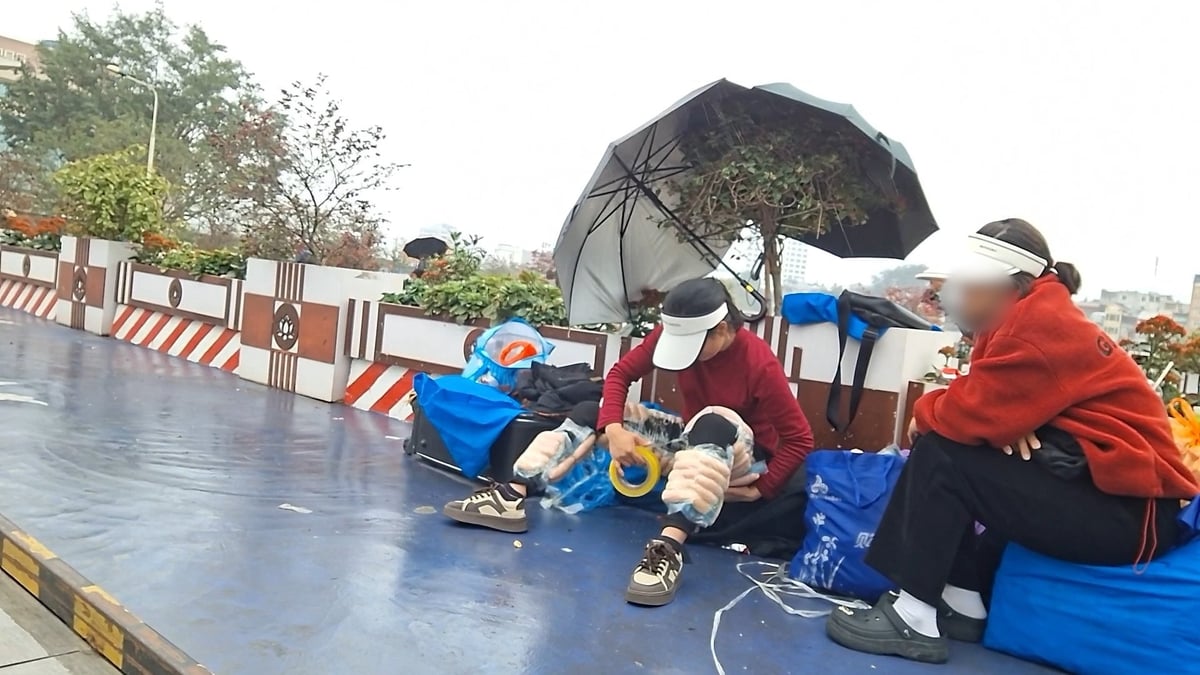 Lạp xưởng đông lạnh được cuốn kín từ đầu xuống chân. Ảnh: HK. Lạp xưởng đông lạnh được cuốn kín từ đầu xuống chân. Ảnh: HK.