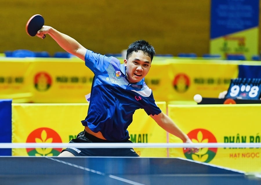 Tay vợt Đinh Anh Hoàng lần đầu vô địch quốc gia. Ảnh: Duy Linh. Tay vợt Đinh Anh Hoàng lần đầu vô địch quốc gia. Ảnh: Duy Linh.