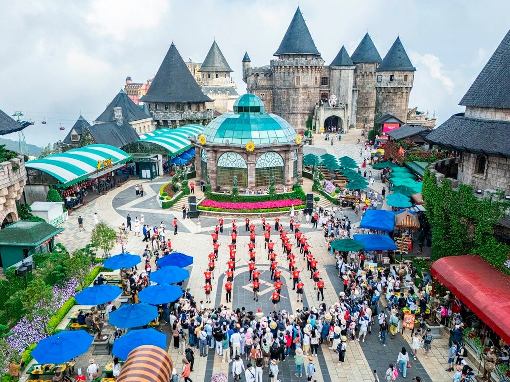 4 tháng đầu năm, du lịch Đà Nẵng tiếp tục phát triển mạnh mẽ. Ảnh: Lan Anh. 4 tháng đầu năm, du lịch Đà Nẵng tiếp tục phát triển mạnh mẽ. Ảnh: Lan Anh.