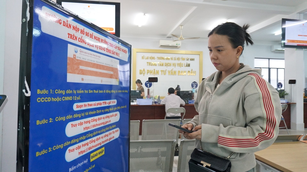 Người lao động tìm hiểu hưởng chế độ bảo hiểm thất nghiệp trực tuyến. Ảnh: Trần Trung.