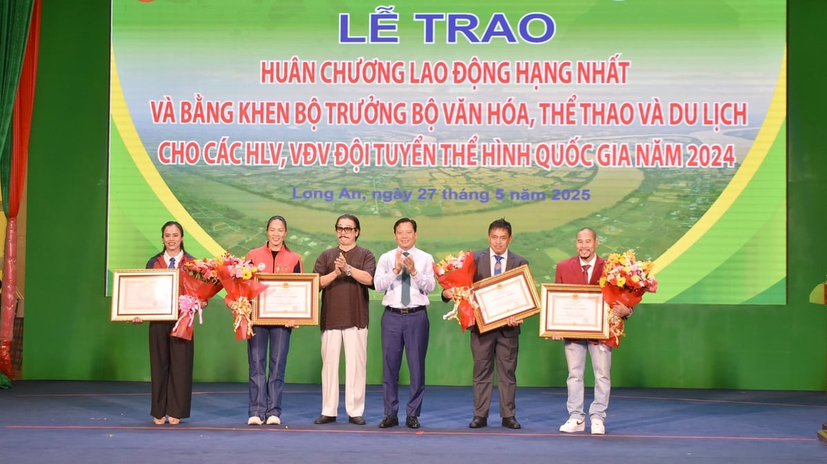 Trao thưởng Huân chương Lao động hạng Nhất cho huấn luyện và vận động viên. Ảnh: Thanh Bạch. Trao thưởng Huân chương Lao động hạng Nhất cho huấn luyện và vận động viên. Ảnh: Thanh Bạch.