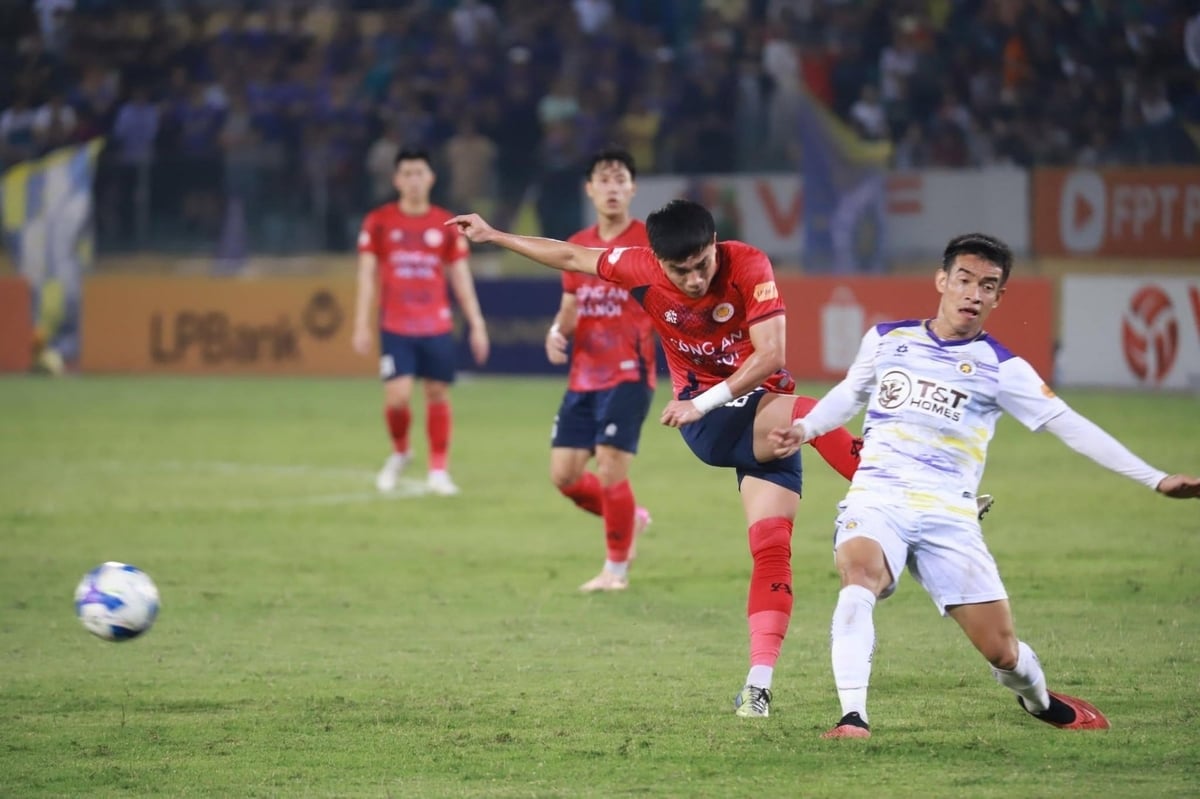 Hà Nội FC (áo trắng) tiếp tục giữ hy vọng vô địch V.League 2024/2025. Ảnh: Hà Nội FC. 