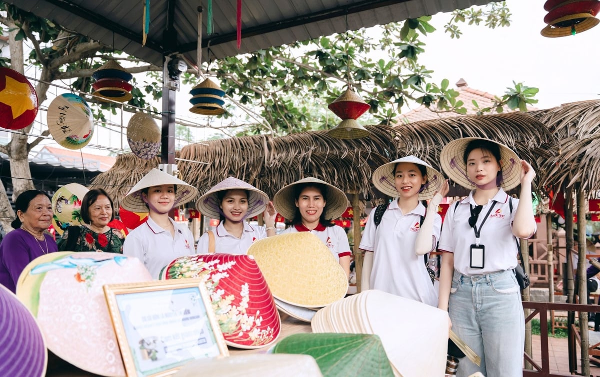 Nhiều cơ sở du lịch cộng đồng tại khu vực cầu ngói Thanh Toàn đang triển khai thí điểm mô hình giảm nhựa. Ảnh: Văn Dinh.