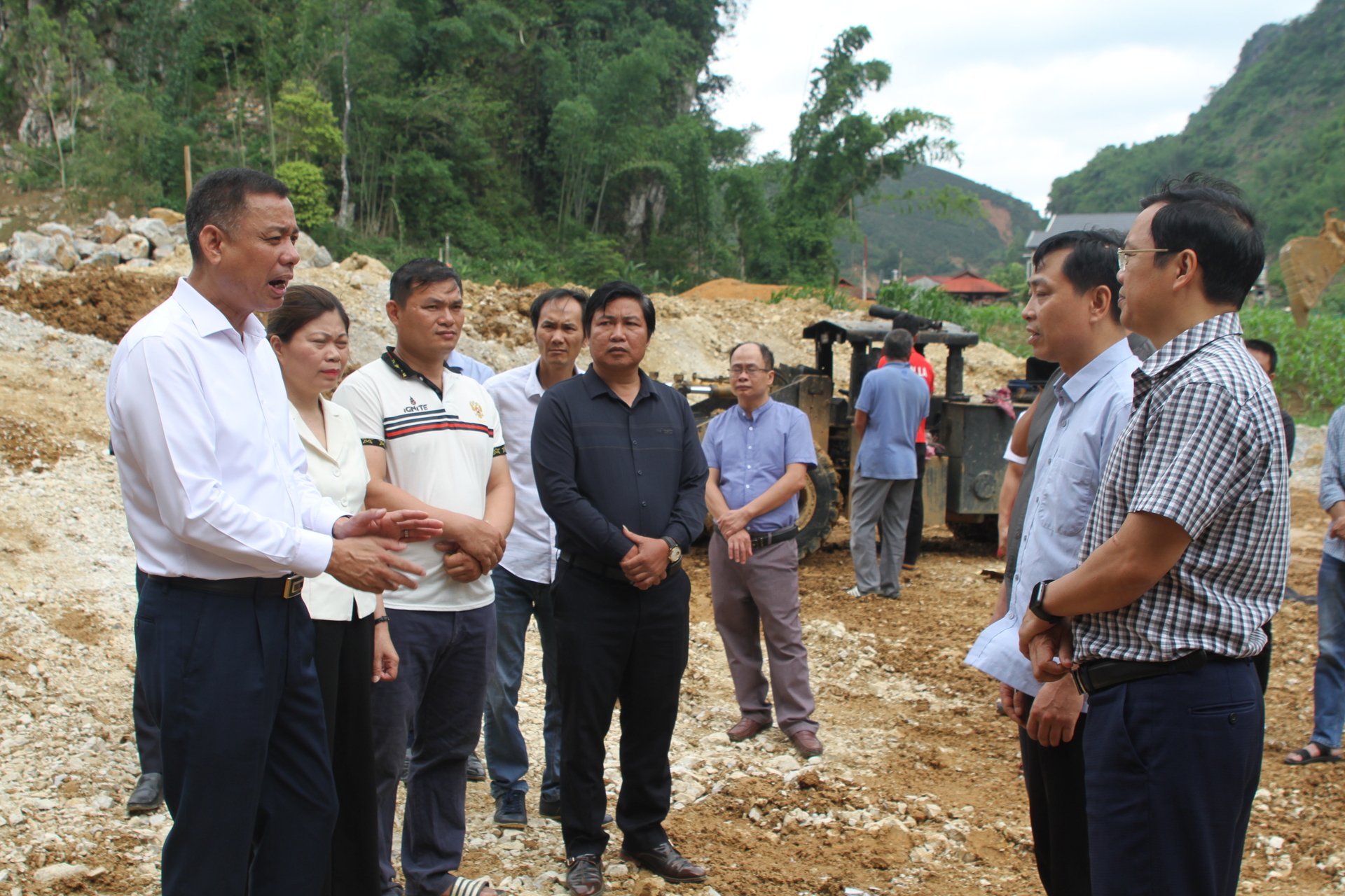Phó Chủ tịch UBND tỉnh Sơn La Nguyễn Thành Công trao đổi với đơn vị thi công và chính quyền địa phương tại khu vực triển khai Dự án khắc phục ngập úng bản Phiêng Nghè. Ảnh: Nguyễn Nga.