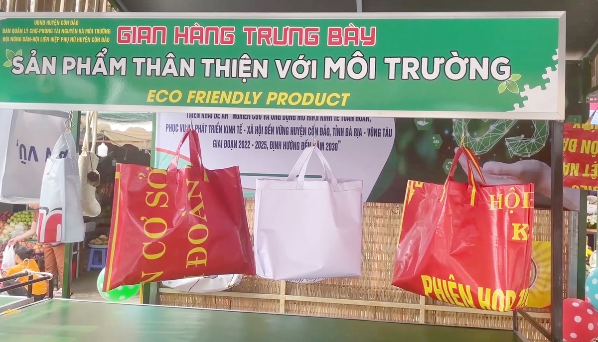 Mô hình tái chế pano cũ thành túi xách tặng hội viên của Hội Phụ nữ huyện Côn Đảo. Ảnh: Huy Phạm. Mô hình tái chế pano cũ thành túi xách tặng hội viên của Hội Phụ nữ huyện Côn Đảo. Ảnh: Huy Phạm.
