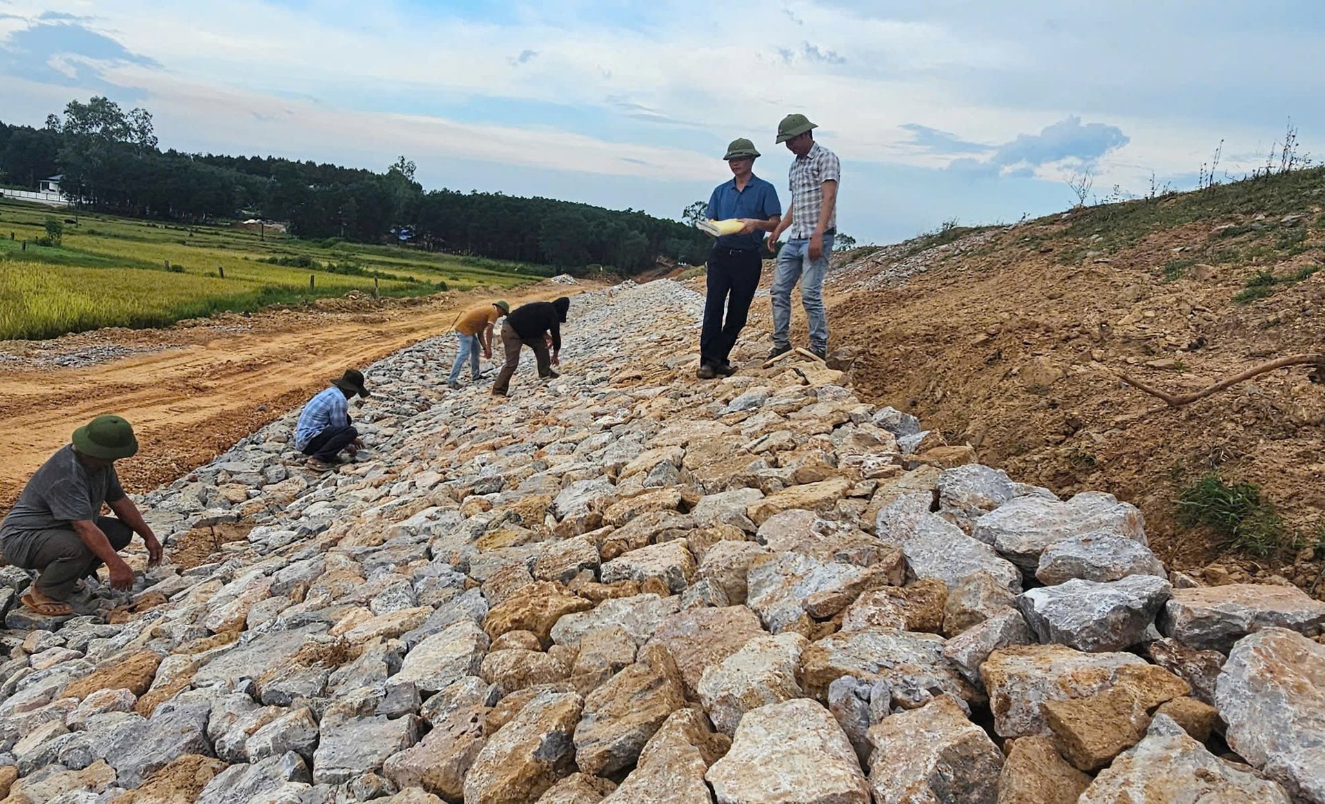 Cán bộ kỹ thuật đang giám sát kỹ thuật phần kè đá mái hạ lưu đập chính hồ Dạ Lam. Ảnh: T. Phùng. Cán bộ kỹ thuật đang giám sát kỹ thuật phần kè đá mái hạ lưu đập chính hồ Dạ Lam. Ảnh: T. Phùng.