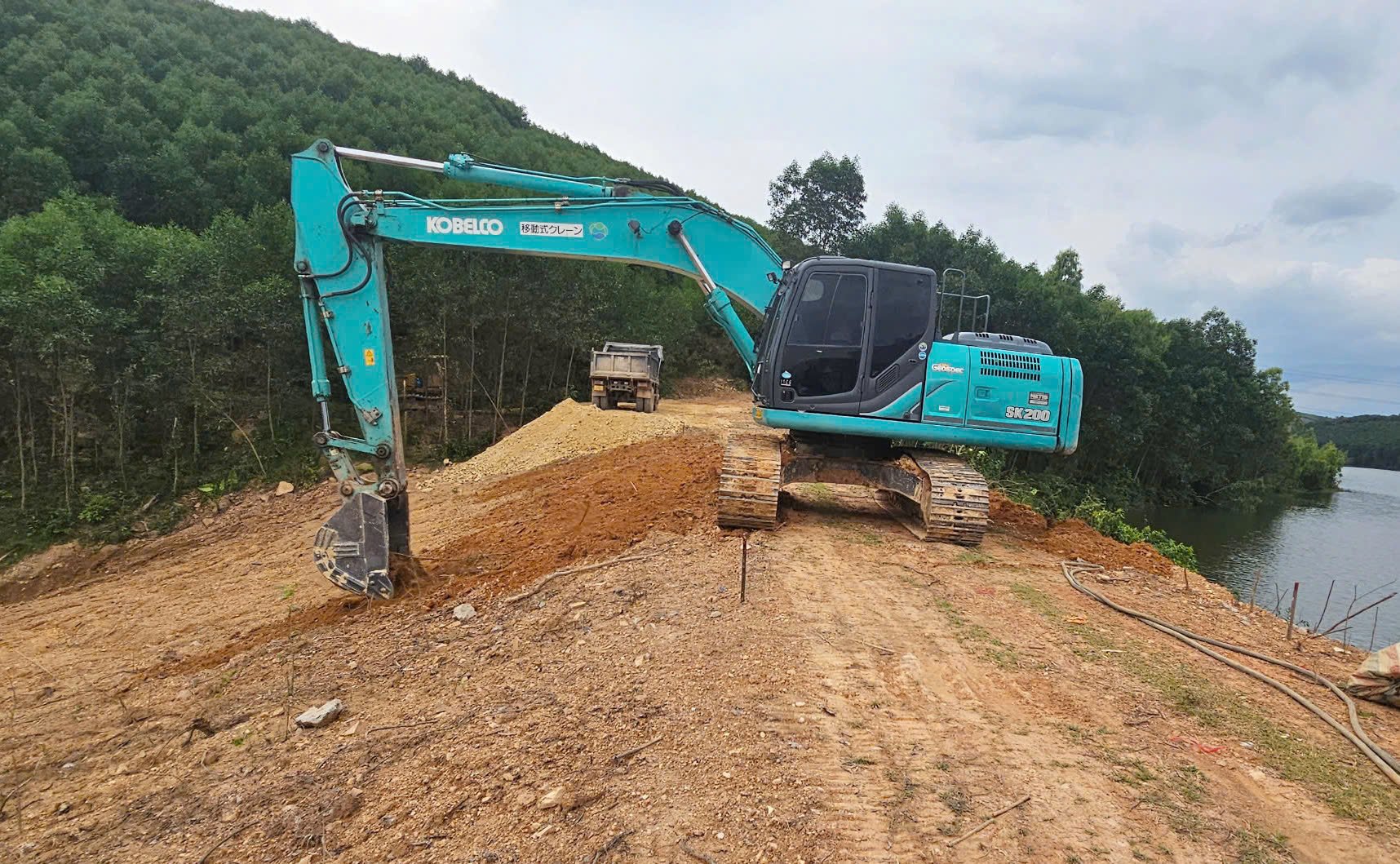 Các doanh nghiệp đang khẩn trương thi công đập chính công trình hồ chứa Troóc Vực. Ảnh: T. Phùng. Các doanh nghiệp đang khẩn trương thi công đập chính công trình hồ chứa Troóc Vực. Ảnh: T. Phùng.