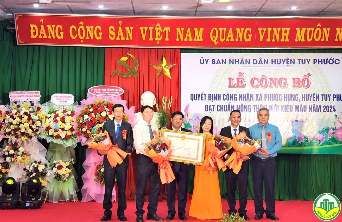 Lễ công bố quyết định công nhận xã Phước Hưng (huyện Tuy Phước) đạt chuẩn NTM kiểu mẫu năm 2024. Ảnh: BCĐ NTM. Lễ công bố quyết định công nhận xã Phước Hưng (huyện Tuy Phước) đạt chuẩn NTM kiểu mẫu năm 2024. Ảnh: BCĐ NTM.