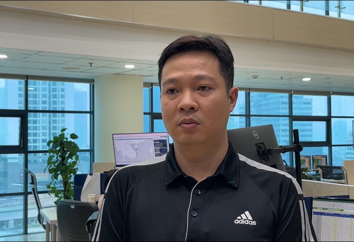 Ông Vũ Tuấn Anh, Phòng Dự báo thời tiết, Trung tâm Dự báo Khí tượng Thủy văn quốc gia chia sẻ nhận định mới nhất về dự báo đợt mưa lớn từ chiều tối ngày 28/5. Ảnh: Trung Nguyên.