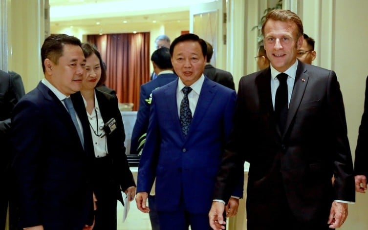 Phó Thủ tướng Trần Hồng Hà và Tổng thống Pháp Emmanuel Macron. Ảnh: VGP.